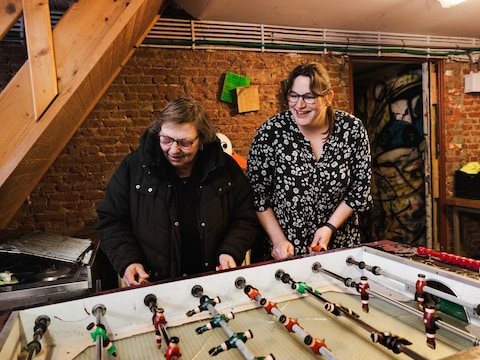 Jarenlang ondervond Cindy Van Geldorp (rechts) armoede aan den lijve.