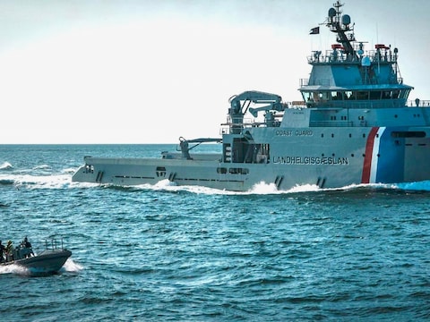 Deze foto, verspreid door de Captain Paul Watson Foundation, toont een schip van de IJslandse kustwacht, gezien vanaf de ‘Bandero’.