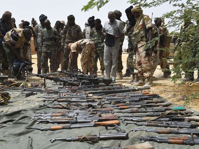 Tsjadische soldaten tonen de achtergelaten wapens van Boko Haram, nadat ze Malam Fatori in Nigeria wisten te heroveren, vorige week vrijdag.