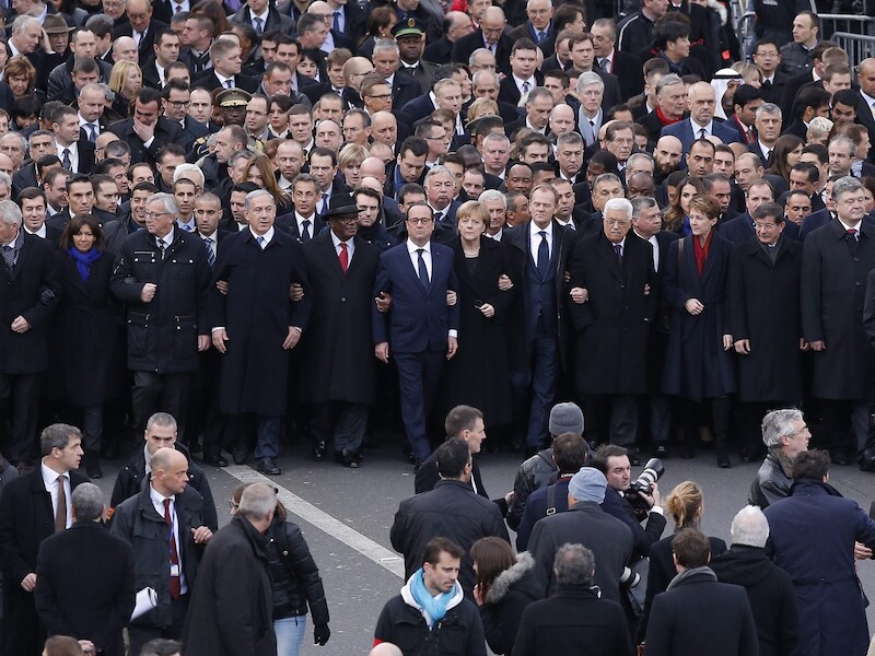 Netanyahu en Davutoglu op de mars in Parijs.