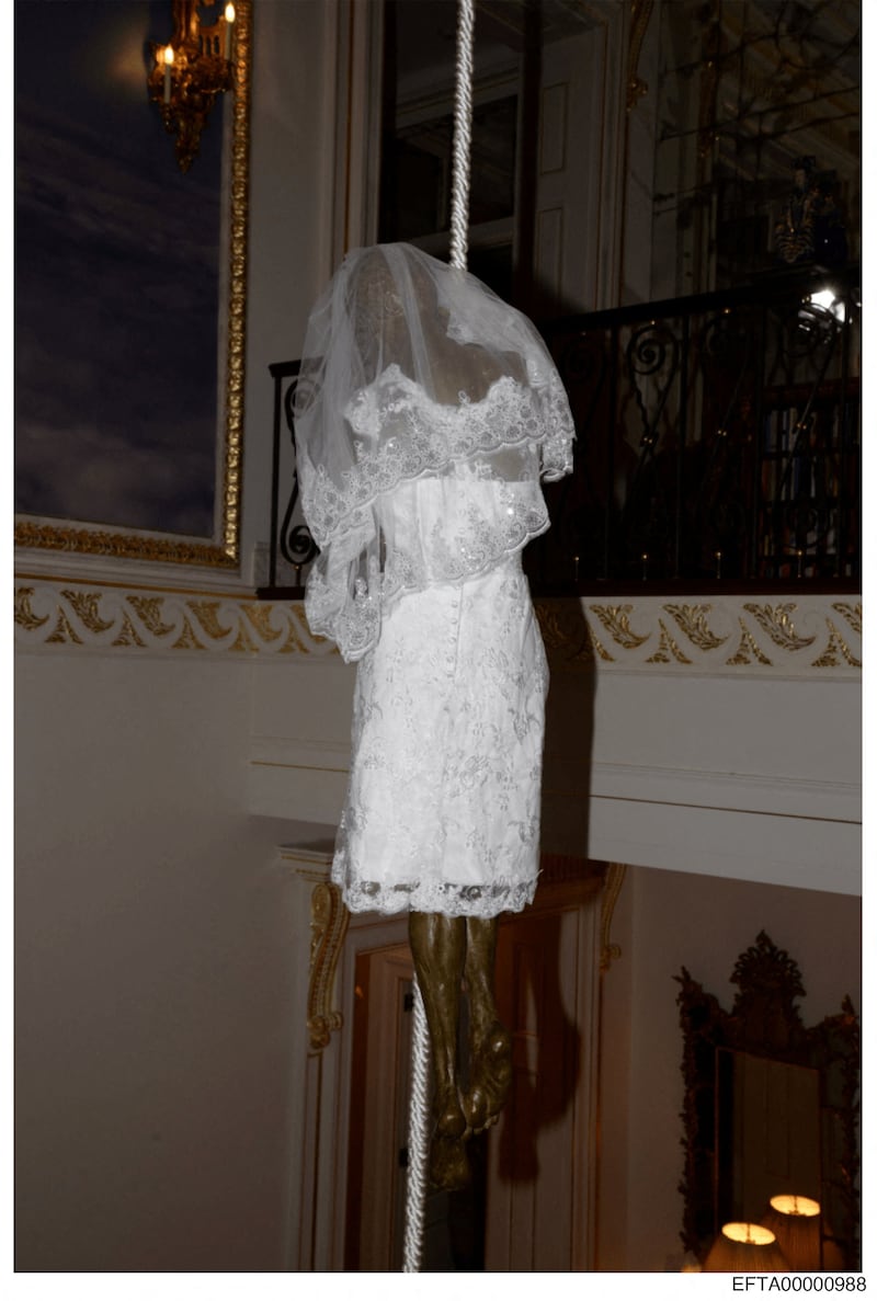 Een bizar beeld uit een huis van Jeffrey Epstein. Een soort pop in een trouwjurk hangend aan een touw.