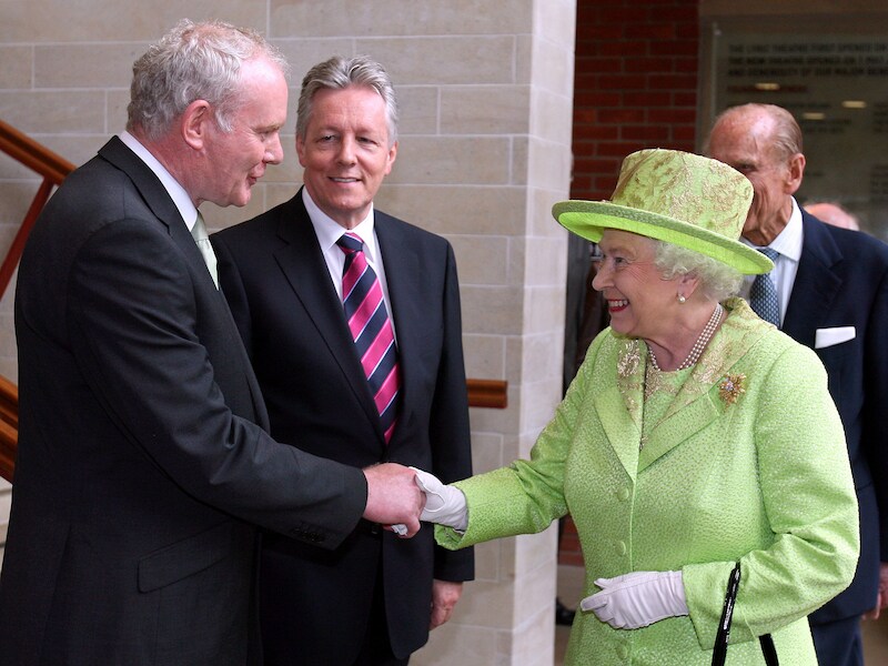 De queen schudt de hand van Martin McGuinness.