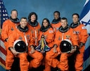 De verongelukte bemanning van de Columbia: Rick D. Husband, Kalpana Chawla, William C. McCool (vooraan van links naar rechts), David M. Brown, Laurel B. Clark, Michael P. Anderson en Ilan Ramon (achteraan van links naar rechts).