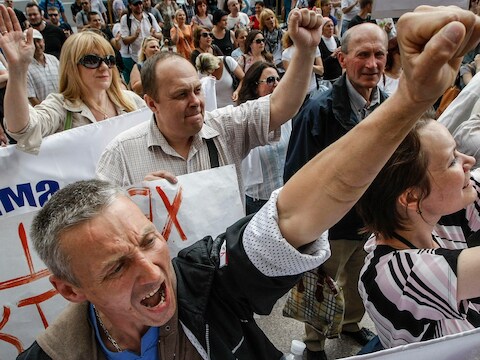 Betogers nemen deel aan een anti-holebimars in Kiev, in 2013.