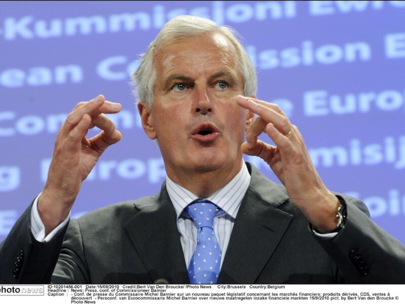 De Franse eurocommissaris Michel Barnier countert zijn Luxemburgse collega Viviane Reding.