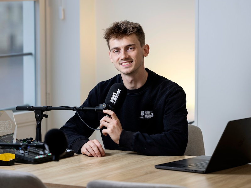 Ben (26) runt awardwinnende podcast: “Er stond nog 100 euro op mijn rekening, nu haal ik tot 10.000 euro per maand binnen”