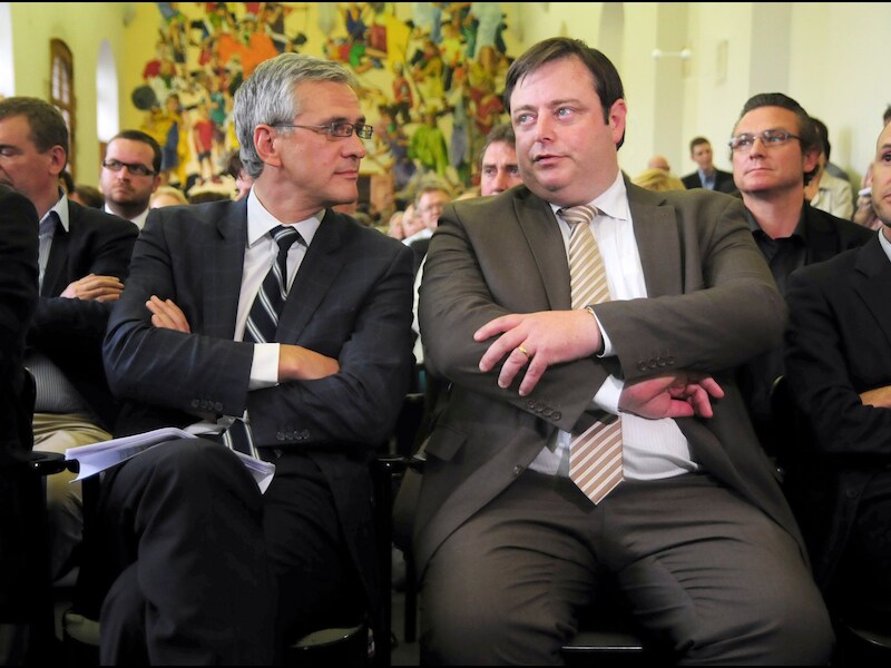 Vlaams minister-president Kris Peeters (CD&amp;V) naast N-VA-kopstuk Bart De Wever (R)