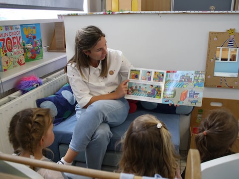 Na zeven jaar toekomstige leerkrachten opleiden, staat Maayke nu zélf weer in de kleuterklas: “Ook voor mij voelde het als een eerste schooldag”