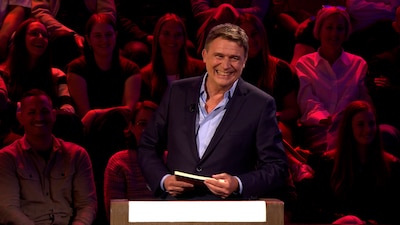 “Het cadeau van zijn vriendin veranderde alles”: waarom Erik Van Looy na 22 jaar afscheid neemt van zijn witte hemd in ‘De slimste mens ter wereld’