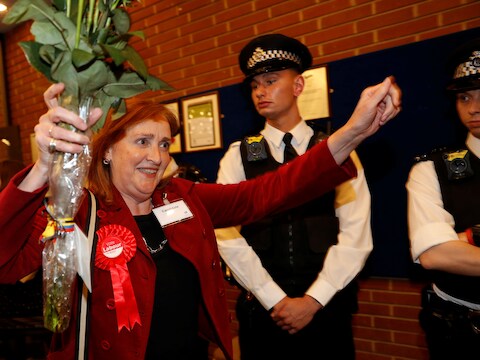 Emma Dent Coad van Labour viert haar overwinning in Kensington.