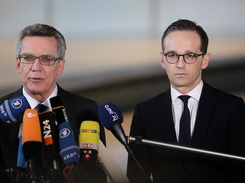 Thomas de Maiziere, de Duitse minister van Binnelandse Zaken (links) en Heiko Maas, minister van Justitie tijdens een persconferentie.