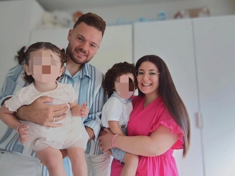 Eleonora Althea (links) ligt niet meer op intensieve zorgen, maar verblijft momenteel op de pediatrie in het UZA in Edegem.
