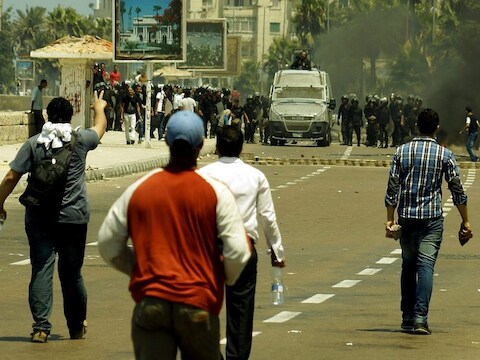 Mursi-aanhangers met lopen naar de oproerpolitie in Alexandrië