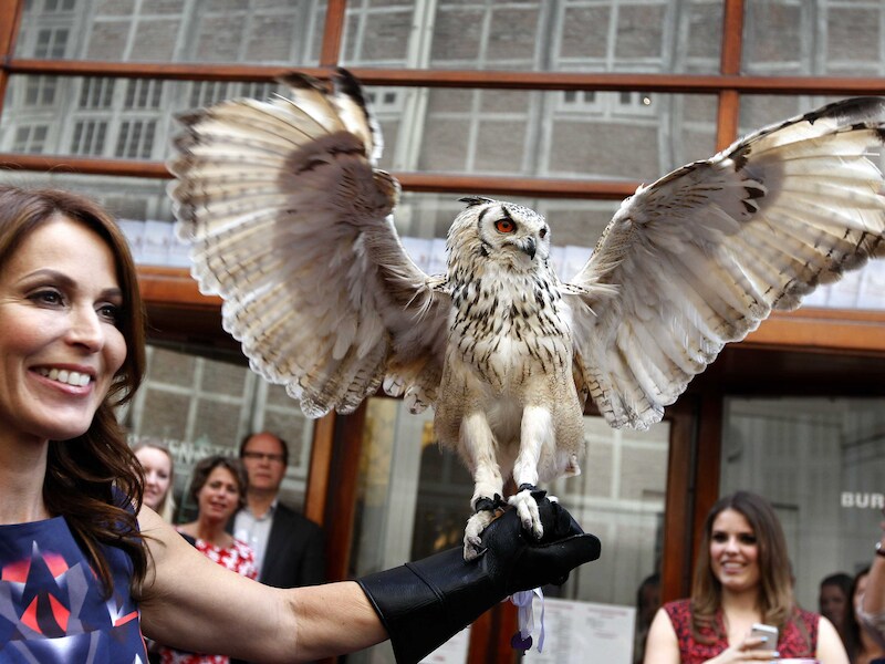 Heleen van Royen (L) met een uil tijdens de opening van De Heleen van Royen Store