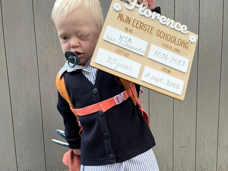 “Ze aarzelde even, gaf ons een dikke kus en weg was ze”: Florence (2,5) vecht tegen hersentumor maar ging vanochtend ook voor het eerst naar school