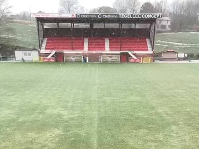 Eerste sneeuw dwarrelt neer op voetbalveld Tempo Overijse