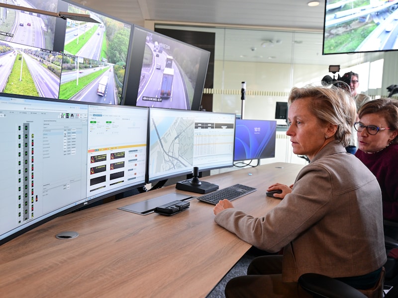 Vlaams minister van Mobiliteit en Openbare Werken, Annick De Ridder, in het vernieuwde verkeerscentrum.