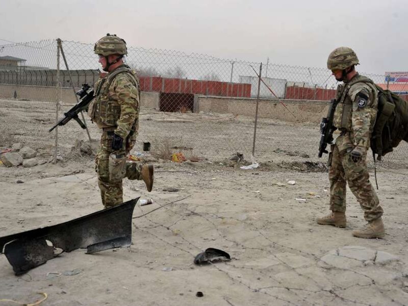 Twee Amerikaanse soldaten inspecteren de plek van een zelfmoordaanslag in Kaboel.