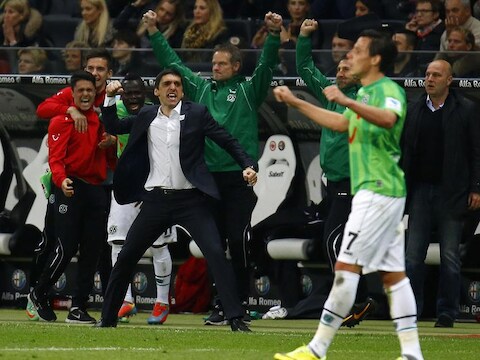 Hannover-coach Tayfun Korkut is dolblij.