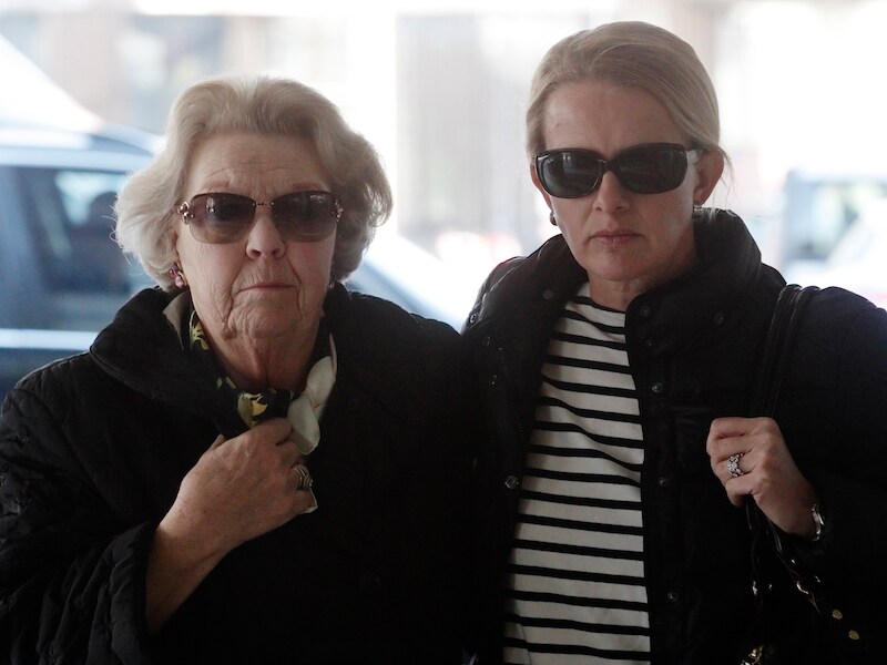 Koningin Beatrix en prinses Mabel brachten in februari een bezoek aan prins Friso in het ziekenhuis van Innsbruck. De prins verkeert nog steeds in een diepe coma, en is inmiddels overgebracht naar een gespecialiseerd ziekenhuis in Londen.