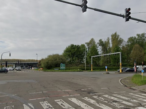 Het kruispunt van de Verlengde Stallestraat en de Grote Baan werd woensdagochtend een tijdlang afgesloten na een gaslek.