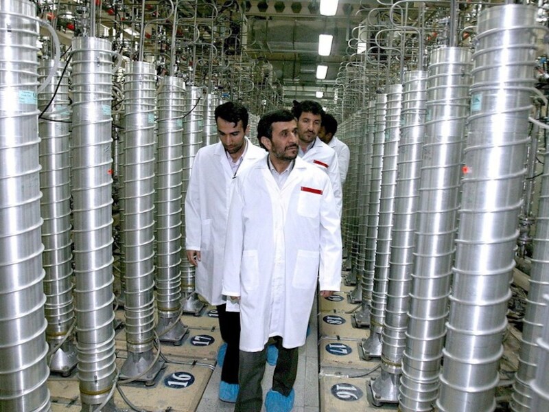 De Iraanse president Ahmadinejad op bezoek in een van de kerncentrales.
