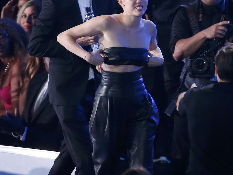 Dakloze Jesse mocht namens Miley de prijs in ontvangst nemen.