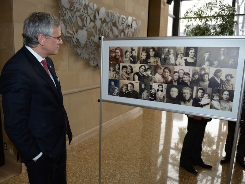 Minister-president Kris Peeters in het Montréal Holocaust Memorial Centre
