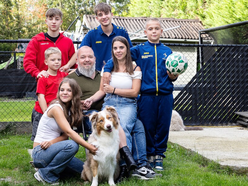 Kristof en Ineke omringd door hun vijf kinderen. 
