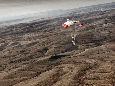 Felix Baumgartner aan het werk bij een vorige sprong.