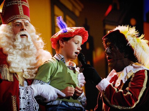 Een kind zingt een sinterklaasliedje tijdens het sinterklaasfeest in Ahoy Rotterdam
