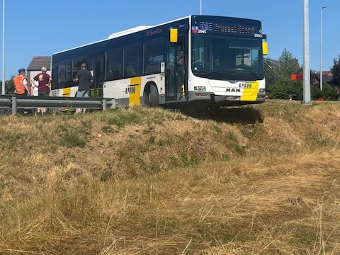 Een buschauffeur van De Lijn raakte onwel op een rotonde en reed daarna bijna in een kleine afgrond in Bertem.