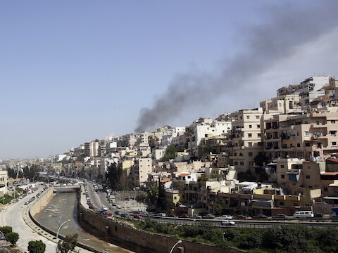 Rook komt de Bab el-Tebbaneh buurt in Tripoli, waar er een conflict was tussen voor- en tegenstanders van het Syrische regime