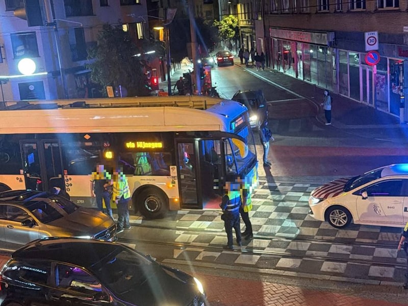 Een bus van De Lijn botste dinsdagavond op de Turnhoutsebaan met een personenwagen. Niemand raakte gewond.