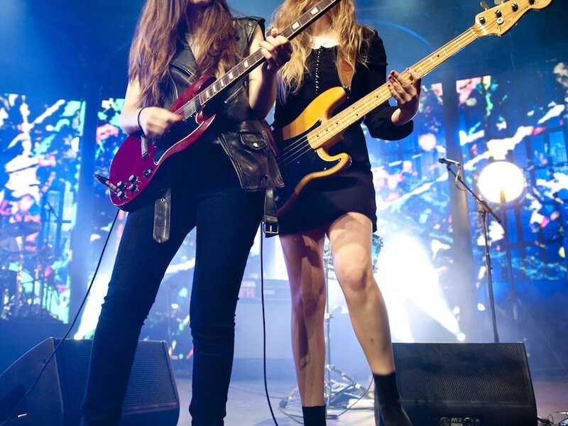 Haim in actie in Camden.