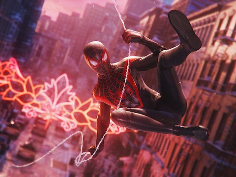 Fluks webslingerend door de straten van Manhattan: Spider-Man! Al is 't deze keer wel die andere.