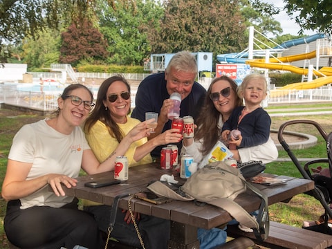 Marc Moens met Anna-Maria, Ruth, Stefanie en Suzanna genieten van de laatste dag in De Warande in Wetteren.