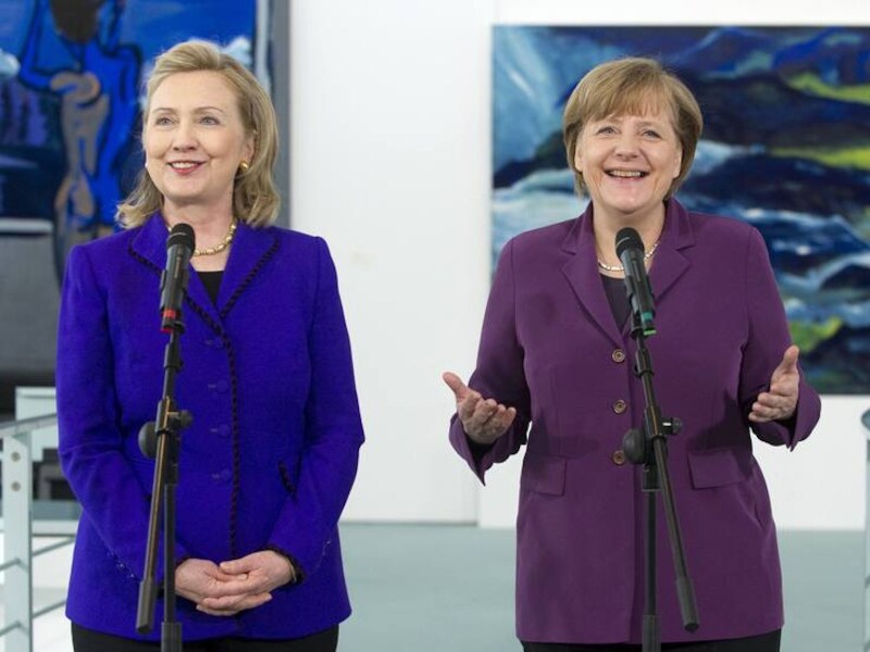 Hillary Clinton, minister van Buitenlandse Zaken van de VS en Angela Merkel, Duitse bondskanselier op de NAVO-top in Berlijn.
