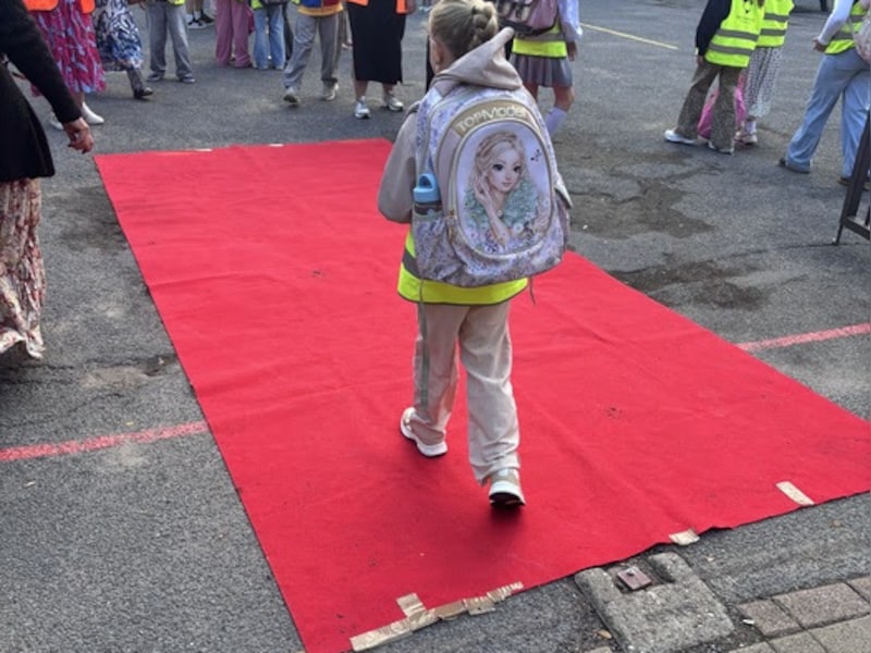 Julia en haar klasgenoten verwelkomd op eerste schooldag met rode loper