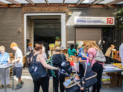 In Borgerhout organiseren Moeders voor Moeders marktdagen voor het nieuwe schooljaar.