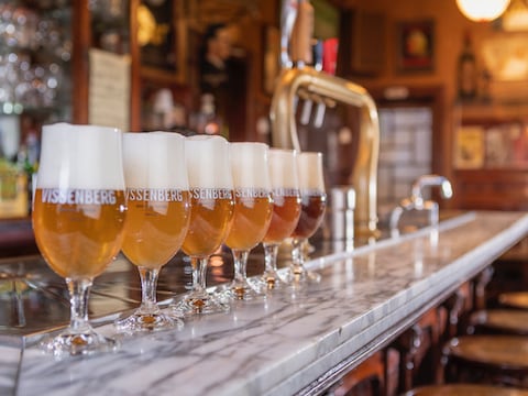 Liefhebbers kunnen proeven van diverse brouwsels van zes aanwezige brouwerijen, waaronder Vissenberg.