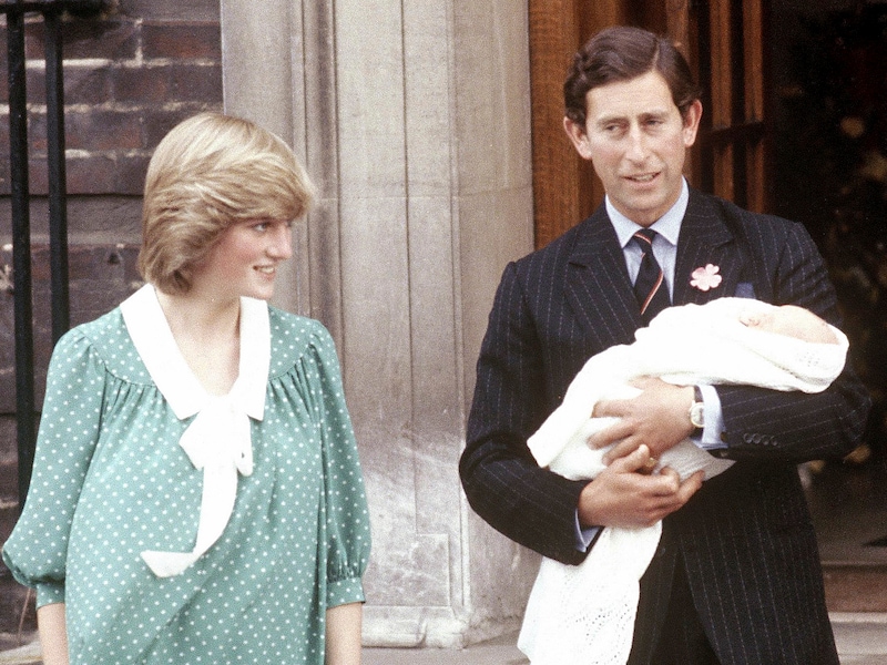 Charles en Diana stellen de pasgeboren William aan het publiek voor. Zal de nieuwe baby naar zijn ouders genoemd worden?