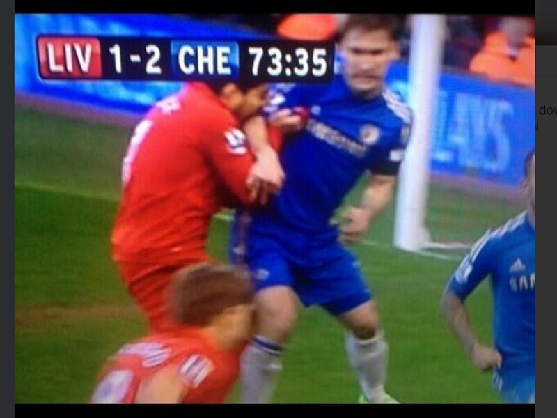 Suarez bijt Ivanovic in de arm.