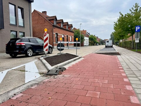 Dit plantvak op de Sint Jozeflei moet het veiliger maken voor fietsers om van het fietspad op de rijweg te komen 