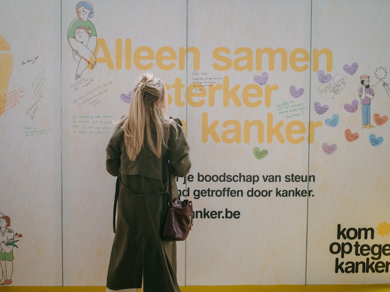 Onder de Stadshal kunnen voorbijgangers een boodschap achterlaten voor iemand die met kanker te maken kreeg.  