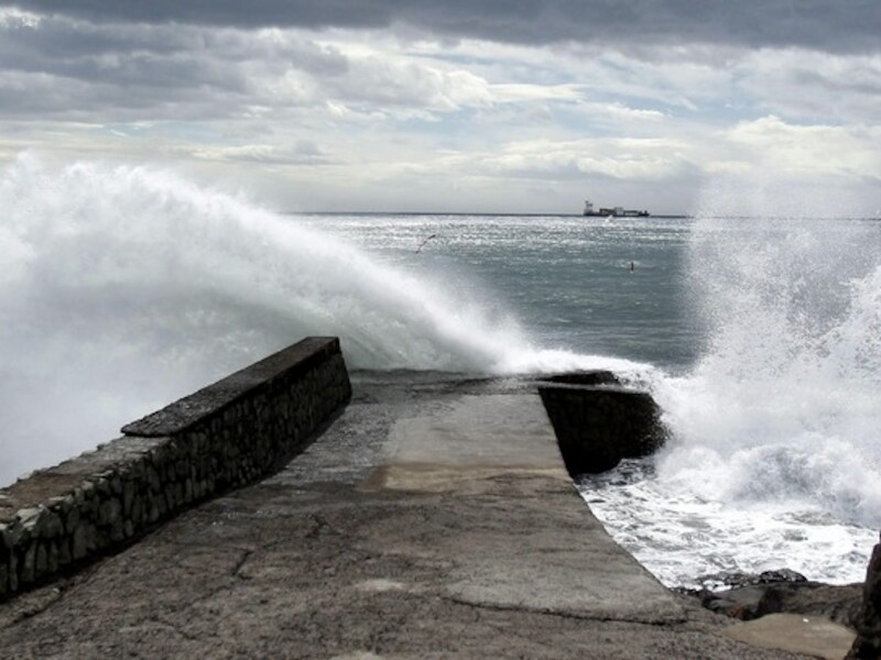 Golven slaan op de oude kademuur van San Andres in Santa Cruz op Tenerife.