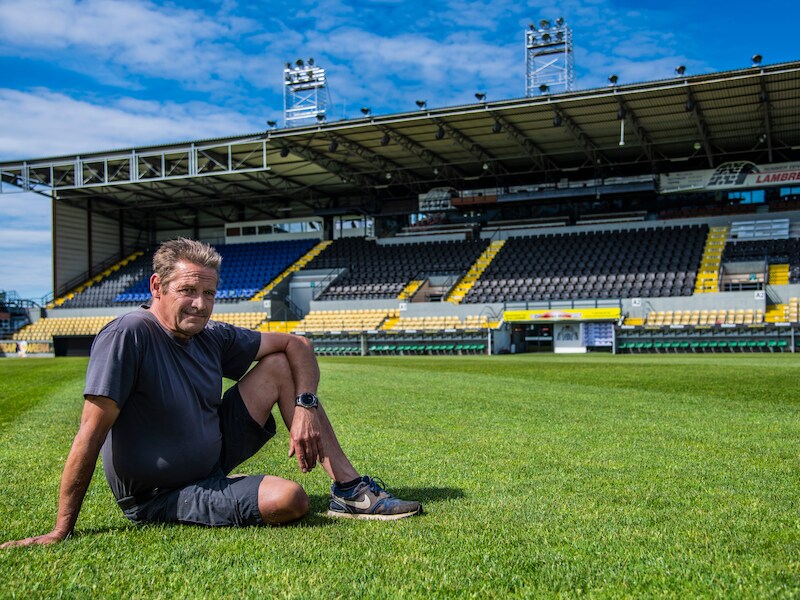 Geen faillissement of corona kan terreinverzorger Lorenzo weghouden van Daknamstadion: “Dit gras verzorgen werkt bijna therapeutisch”