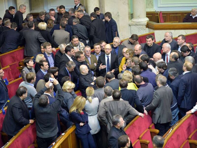 De oppositie heeft zich tijdens de stemming in het parlement onthouden.