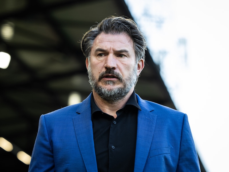 “Schaam je kapot”: NAC-fans hebben het gehad met trainer Carl Hoefkens na nieuwe nederlaag in degradatiestrijd en wachten spelersbus op