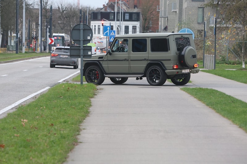 het-vrt-gezicht-vertrok-met-zijn-jeep-zijn-rijverbod-gaat-pas-later-in